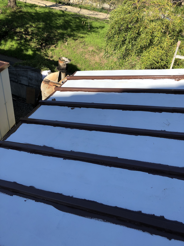 トタン屋根刷毛塗り